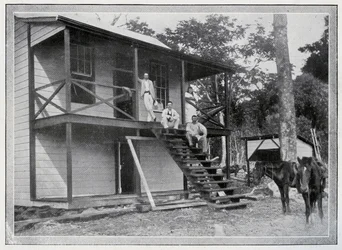 Robert Louis Stevenson und seine Frau Fanny auf der Veranda ihres Hauses in Vailima, Samoa, ca. 1892